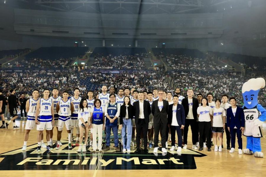 TPBL2025-2026賽季例行賽 高雄全家海神主場開幕戰 陳其邁到場應援支持在地球隊