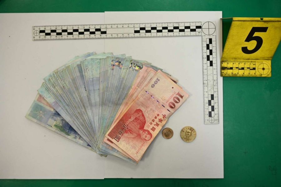 苗市公所員工公園發現金條、現金  苗警釐清失主後發還