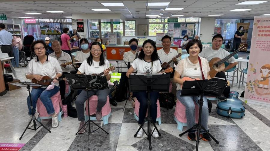 投醫攜手南投YMCA舉辦樂活人生藝術展 烏克麗麗快閃揭開序幕