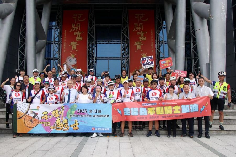 「不倒騎士單車環島圓夢活動」圓夢抵嘉 黃敏惠送上溫暖祝福