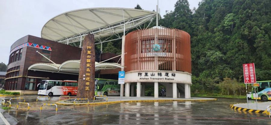 阿里山國家森林遊樂區   預計11/13上午8時恢復開園  (記者黃音文／嘉義報導)受鳳凰颱風影響，嘉義縣今(12)日停班停課，林業及自然保育署嘉義分署轄管之阿里山國家森林遊樂區亦配合休園，依交通部中央氣象署預報，鳳凰颱風將於明(13)日遠離臺灣本島並有機會減弱為熱帶性低氣壓，嘉義分署已動員人力全面