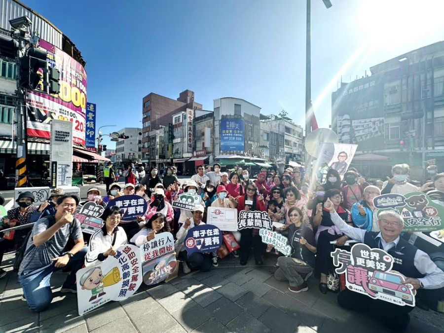 公路局及高雄區監理所攜手代言人沈文程   快閃宣導高齡換照新制