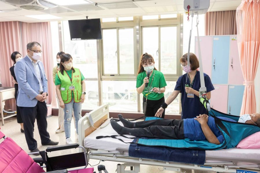 冠軍建材捐20萬元助創世啟用懸吊系統 讓愛升級照護更安全