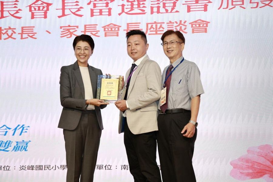 南投縣府舉辦全縣家長會長座談  許淑華頒發當選證書