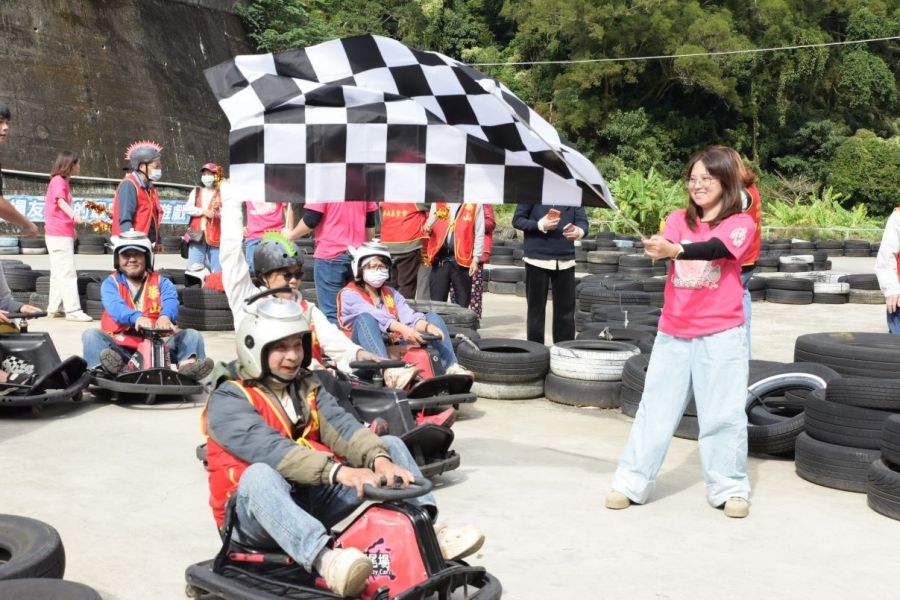 飆愛心華山「年菜開跑」邀全民加入愛老行列