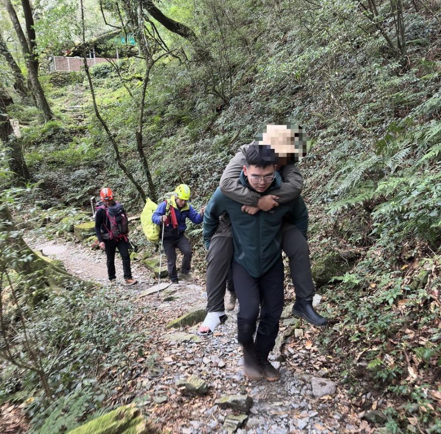 婦人登北大武山跌傷骨折 由救護人員以直升機送下山就醫