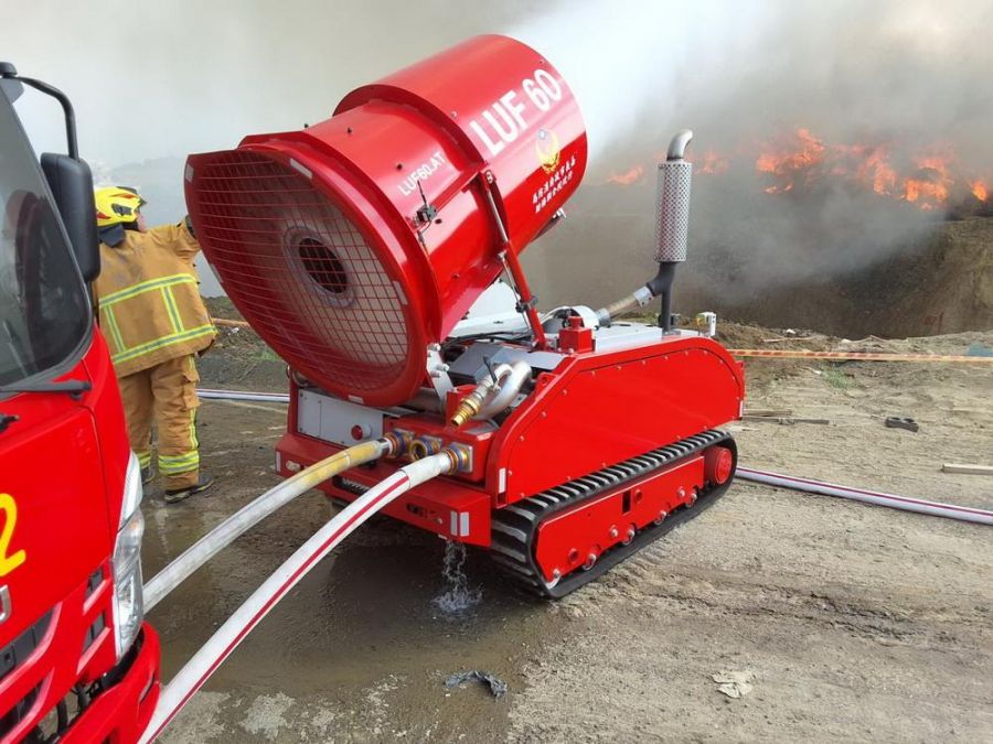 嘉市環保用地彈簧床暫置區竄火煙　出動兩部機器人投入救災