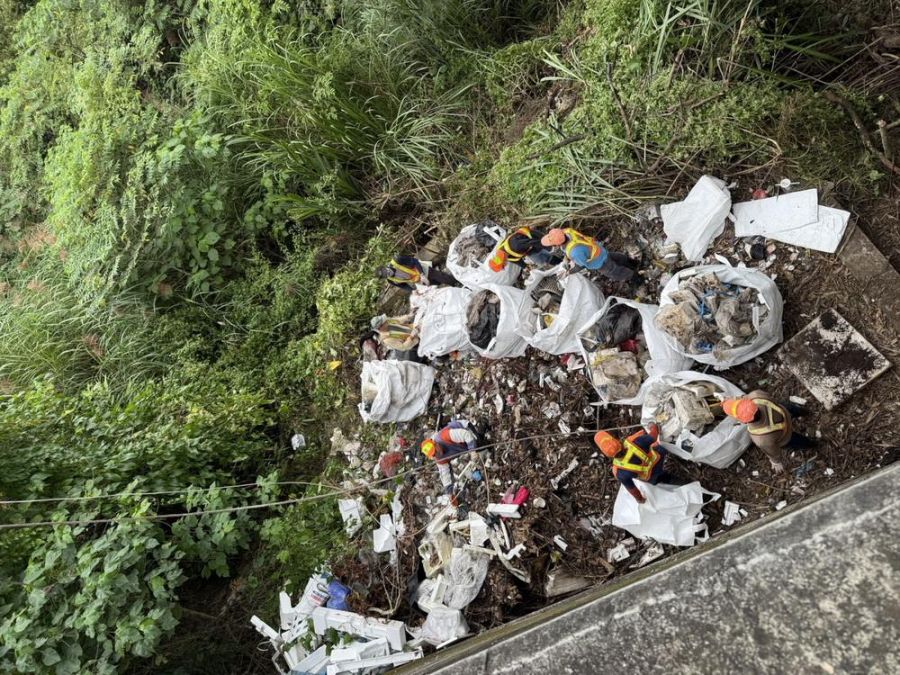 燕巢區金山里麒麟山景觀園區附近   發現一處被倒棄大量廢棄物