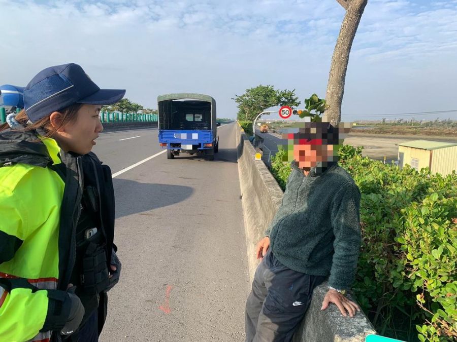 快速道路爆胎驚險別慌！布袋警火速到場護平安