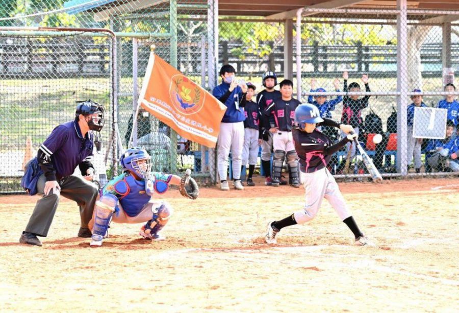 苗栗縣理事長盃四級棒球錦標賽登場  邱俐俐揮棒與選手同樂