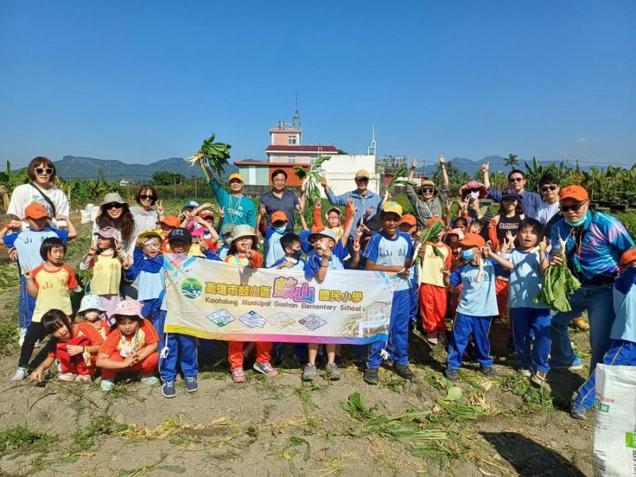 食農教育成果亮相   鼓山國小與美濃吉洋國小學生體驗拔蘿蔔