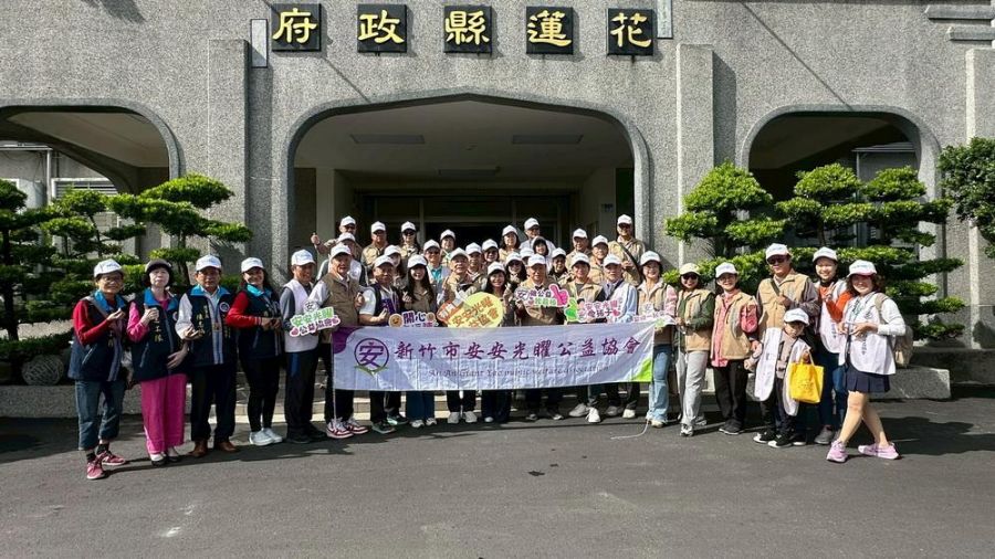 竹市安安光矅公益協會送光復國小運動服、外套捐15萬元助受災店家