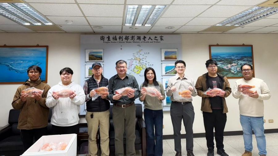 澎科大養殖系學生飼養紅尼羅魚成功    贈送澎湖老人之家分享