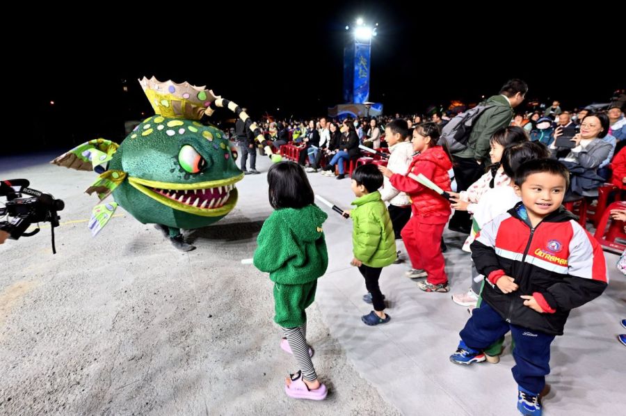 客家親子大戲《燈怪》苗栗登場 縣長鍾東錦到場與鄉親同樂