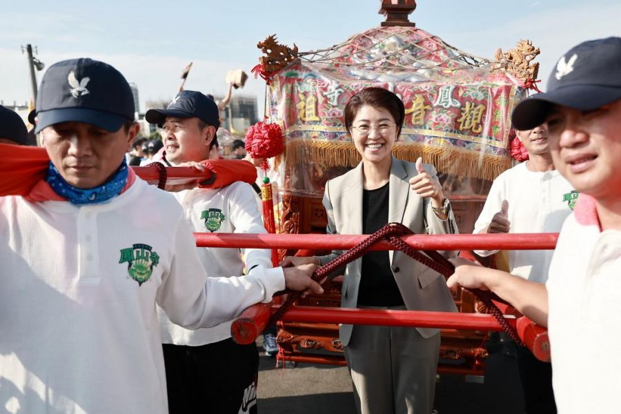 南投鳳山寺謁祖刈香回鑾　許淑華縣長恭迎扶轎