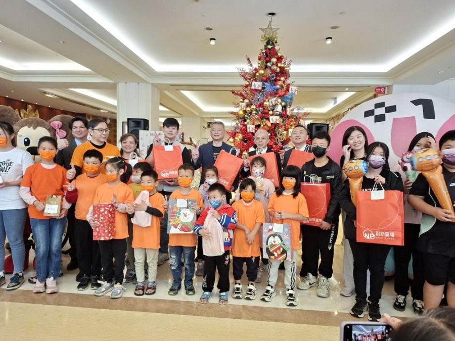 第19屆聖誕心願卡贈禮儀式落幕    孩子們如願收到禮物笑開懷