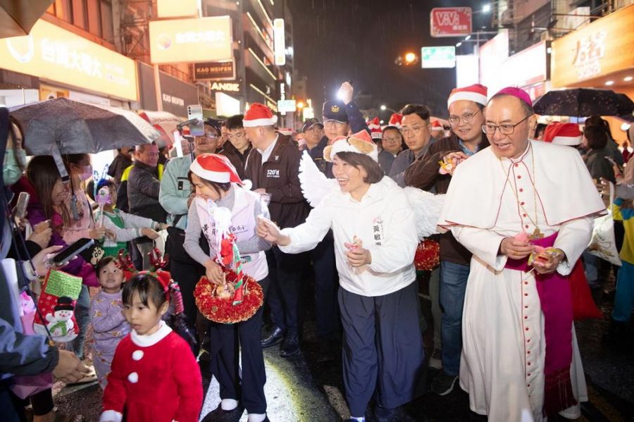 2025平安夜踩街報佳音 黃敏惠市長分送糖果與幸福