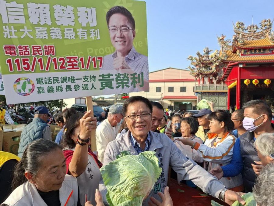 民進黨嘉義縣長參選人黃榮利 用行動力挺菜農  免費發送2500顆高麗菜