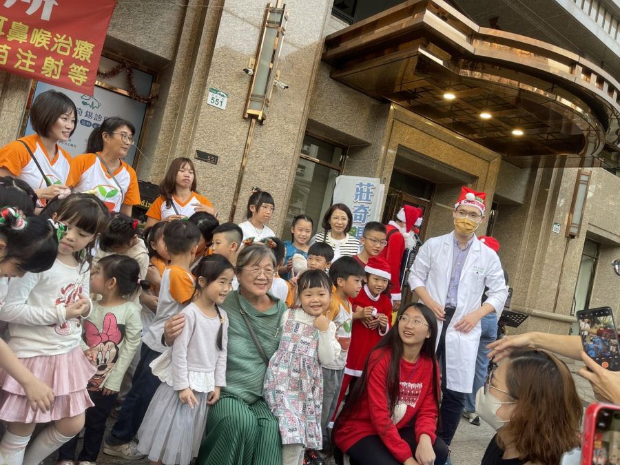 莊奇錫診所舉辦「慶祝開幕週年暨迎接聖誕節兒童音樂會活動」