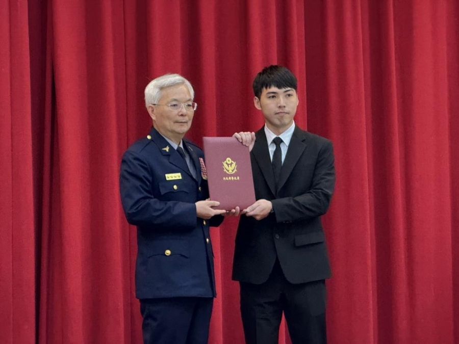 嘉市府警局小隊長李明翰榮獲警政署113年「婦幼安全工作績優員警」表揚
