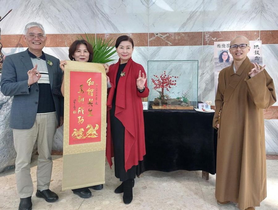 南華大學樂齡「禪心纏花」作品展 洪銀霜實踐人生藝術青春夢