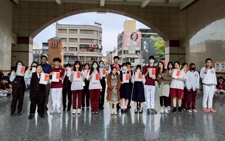 聖誕歲末聯歡溫馨登場　三信家商師生家長共譜青春回憶