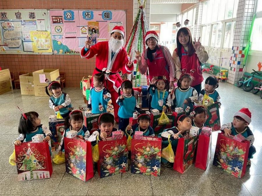 白沙鄉立幼兒園師生舉辦聖誕傳愛活動  歡笑與長輩同樂