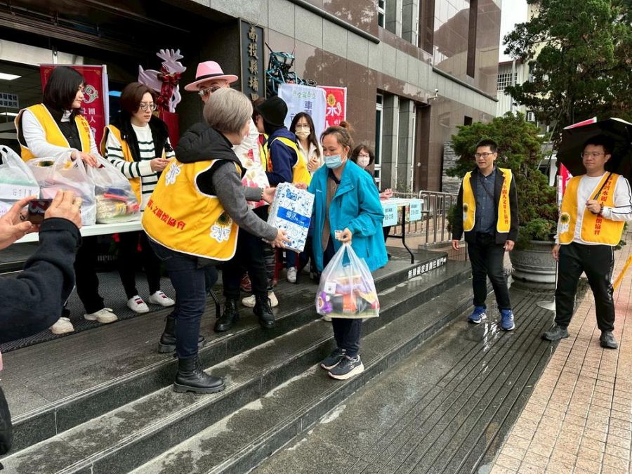台灣水麗人文關懷協會   關懷埔里弱勢戶愛心物資冒雨發放
