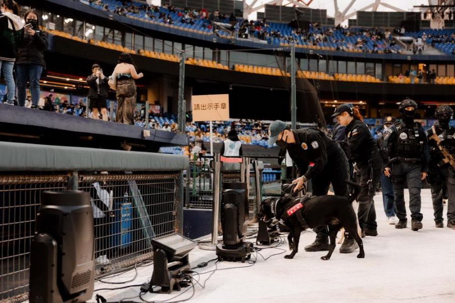 五月天台中首場演出圓滿落幕   特勤霹靂小組於會場內進行場地檢視