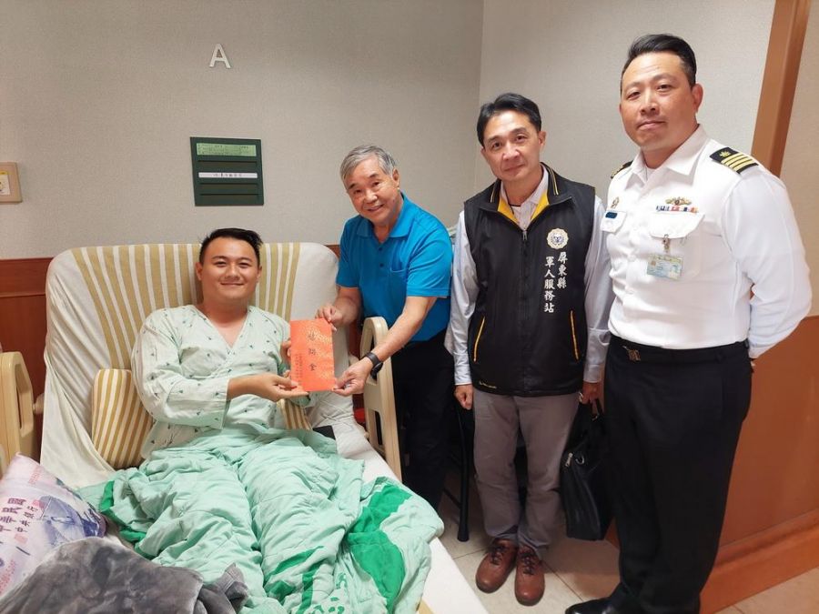 屏軍友站顧問小博士文教機    慰問捐肝救父海軍潘中士父子二人