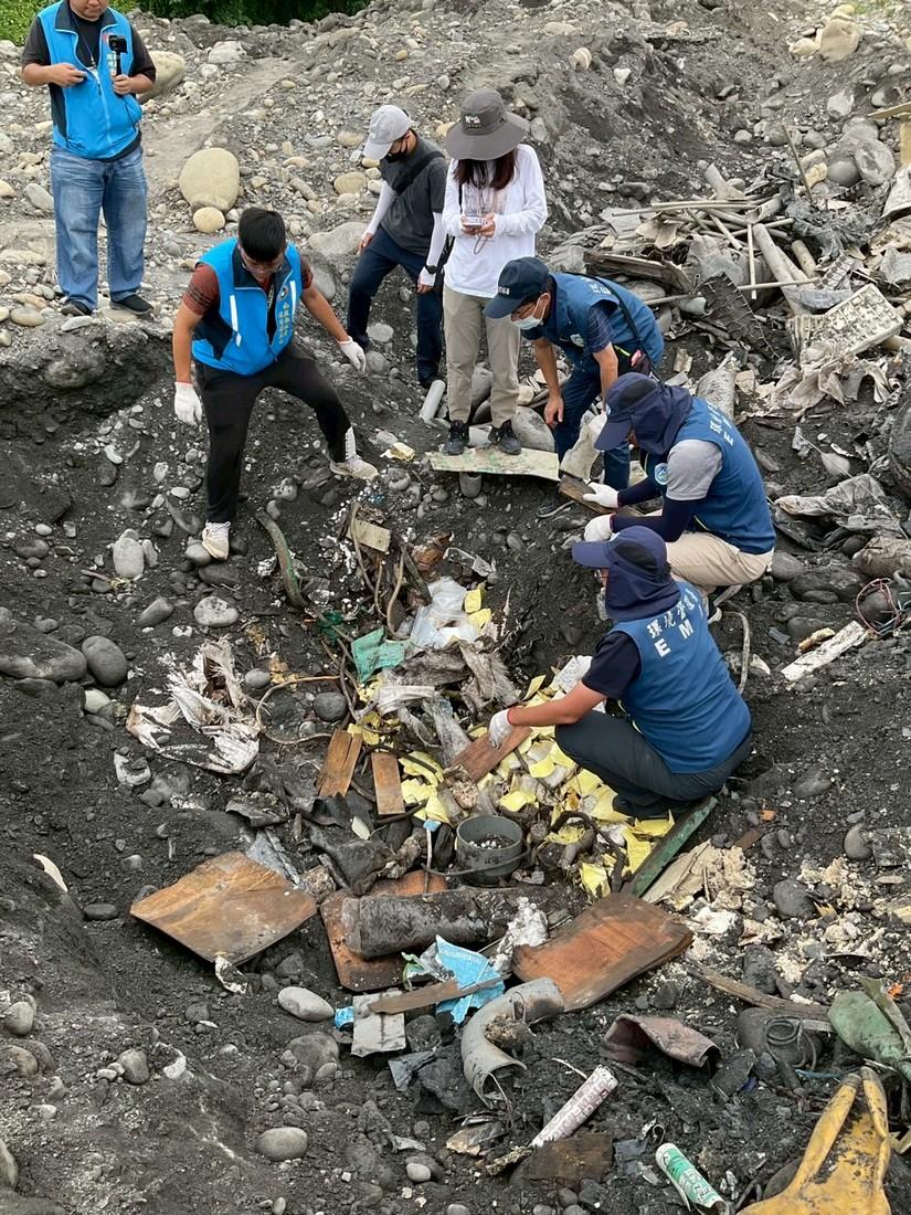 第四河川分署攜手司法、環保機關偵辦　竹山濁水溪河段非法廢棄物