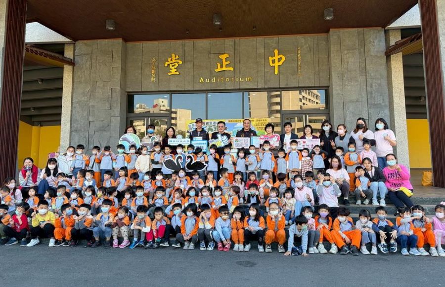 輔英科大喜迎黑天鵝與迷你馬共築永續校園