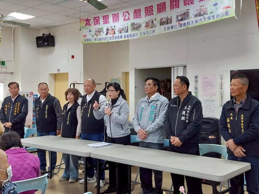 翁章梁推黃金十年　太保市長鄭淑分陪同市民抗議光電二十年