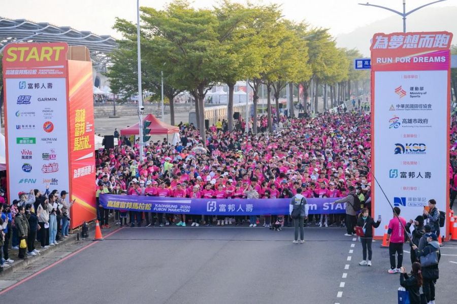 2026高雄富邦馬拉松登場 市長陳其邁趣味PK吉祥物炒熱全場