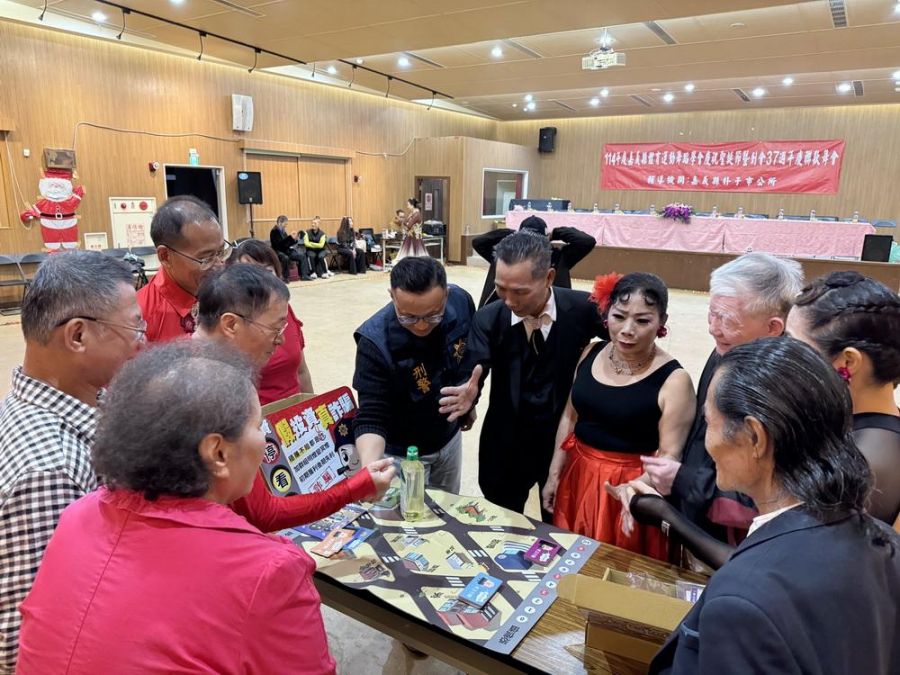 邊玩邊學反詐騙！警方走入社區以桌遊與長輩同樂拆解詐騙陷阱