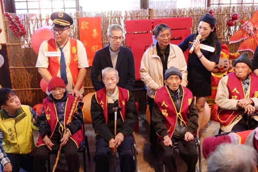 華山百歲人瑞喜相會 以茶代酒話當年