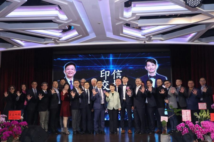 精密機械園區廠協會理事長交接   盧秀燕出席祝賀授證