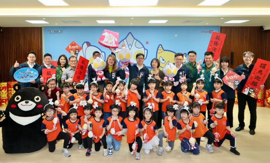 開箱新春小物與超人力霸王提燈  陳其邁祝福市民「馬」上幸福