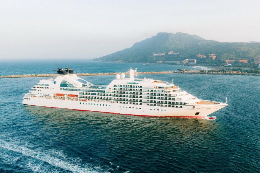 高雄港迎接今年首艘首航郵輪 由三井海洋郵輪富士號先登場