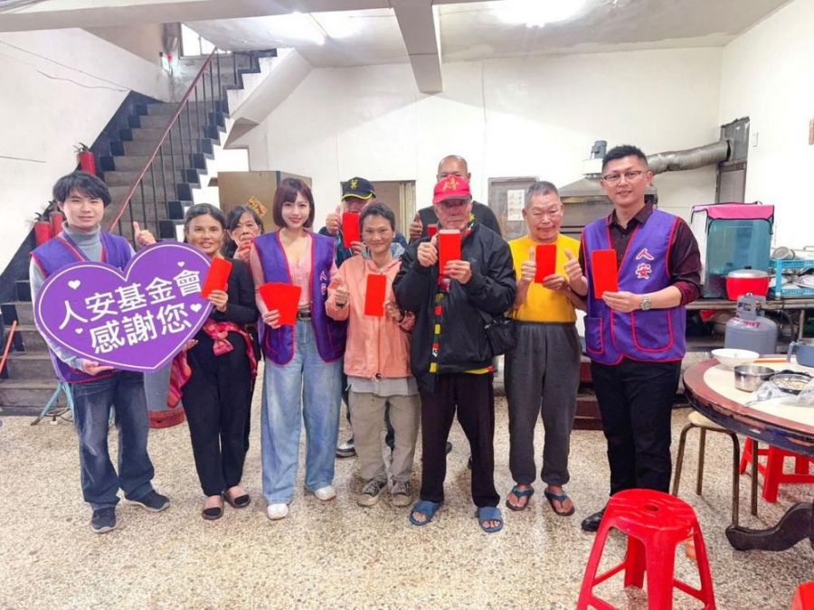 大寒低溫來襲！柯莉絲汀關懷寒士至人安嘉義站發放紅包