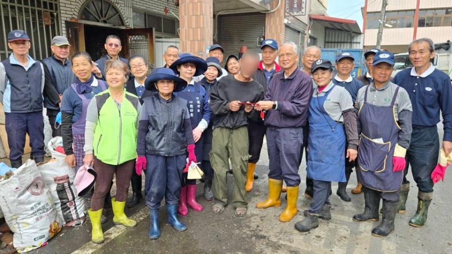 南投草屯弱勢家戶釀火災！慈濟志工動員清掃家園