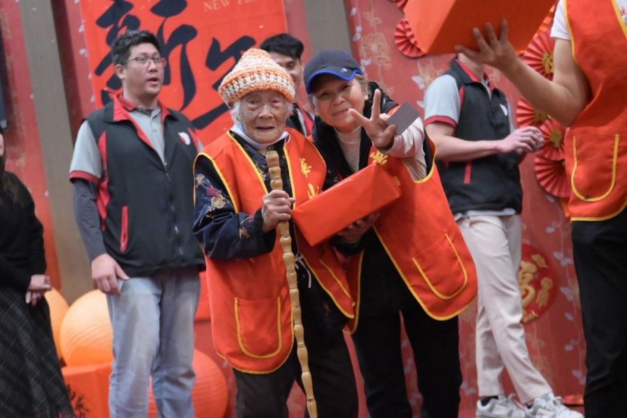 華山攜手企業圍爐慶團圓　陪孤老提前過好年