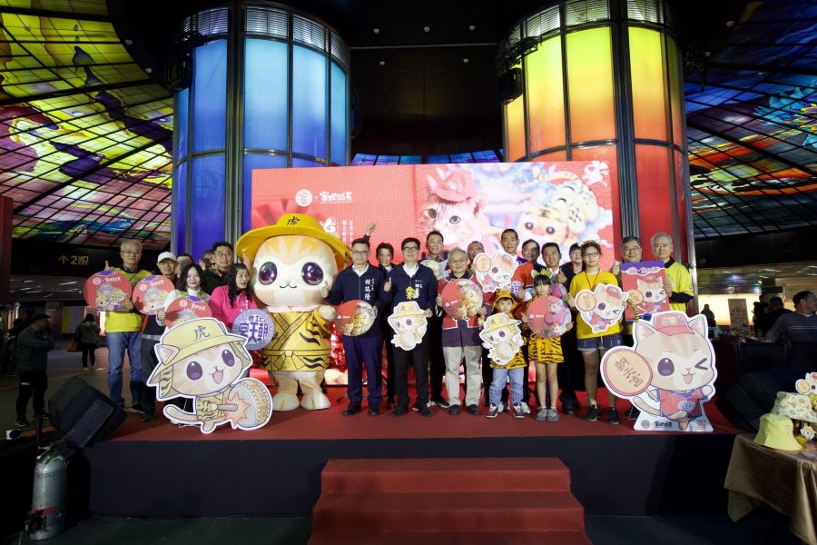 高雄「蜜柑站長」攜手北港媽祖虎爺推出彩繪輕軌列車