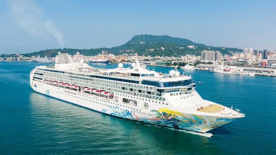 愛達郵輪「愛達女神」、麗星郵輪「探索星號」接力靠泊高雄港