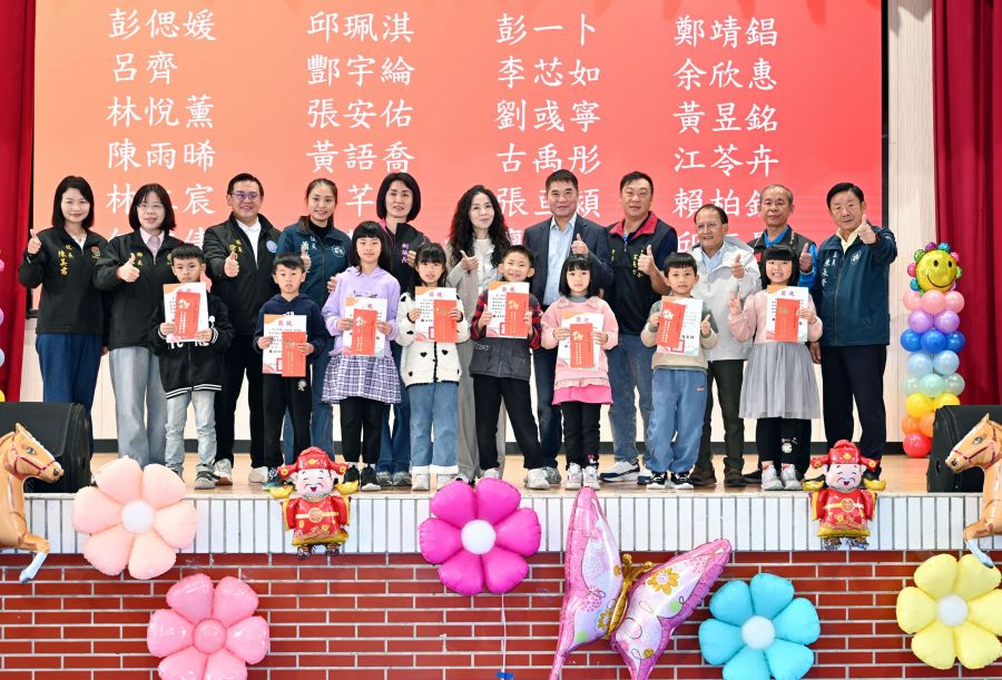 鍾東錦伉儷頒發「愛鄉行動獎助學金」 承諾會持續捐錢助學「一輩子」