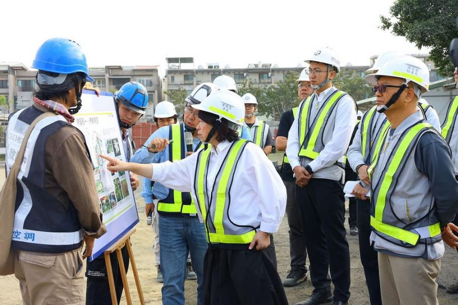 黃敏惠市長視察西區全民運動館 工程進度突破75％ 預計今年完工