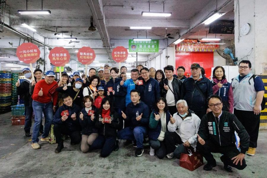 高虹安走訪竹市果菜市場發紅包 向攤商與市民拜年迎新春