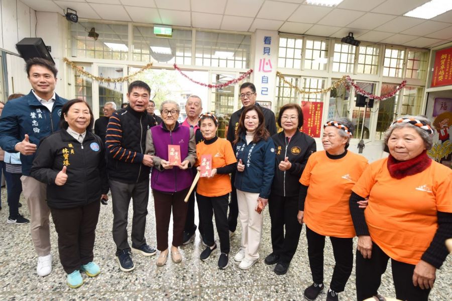 縣長贈匾賀塭內關懷據點　允協助金點之星增建電梯和廚房