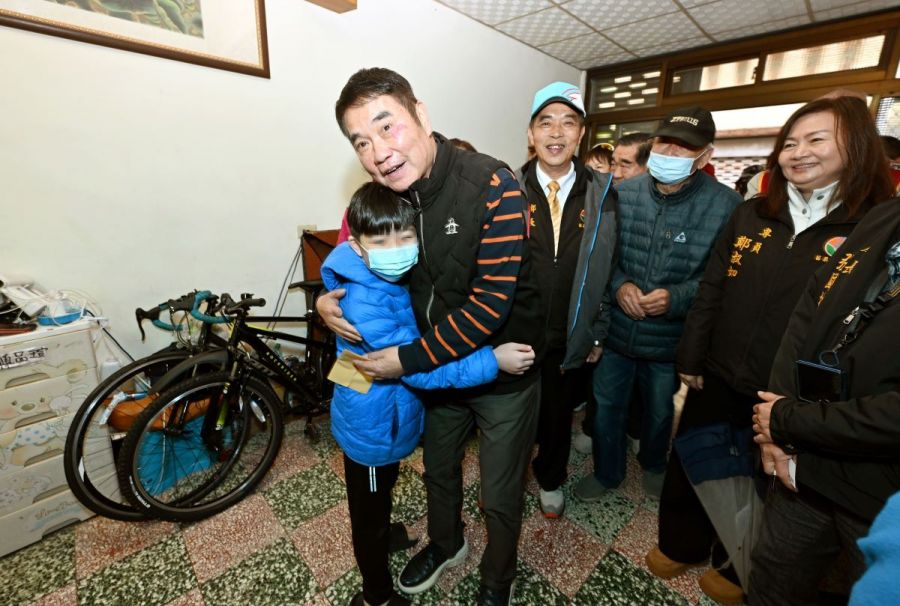 鍾縣長探訪三義等待換肺鄉親 呼籲社會善心人士伸出援手讓傅家度過難關