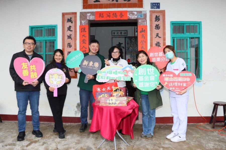 寒士吃飽30送禮到家　陪弱勢家庭過好年